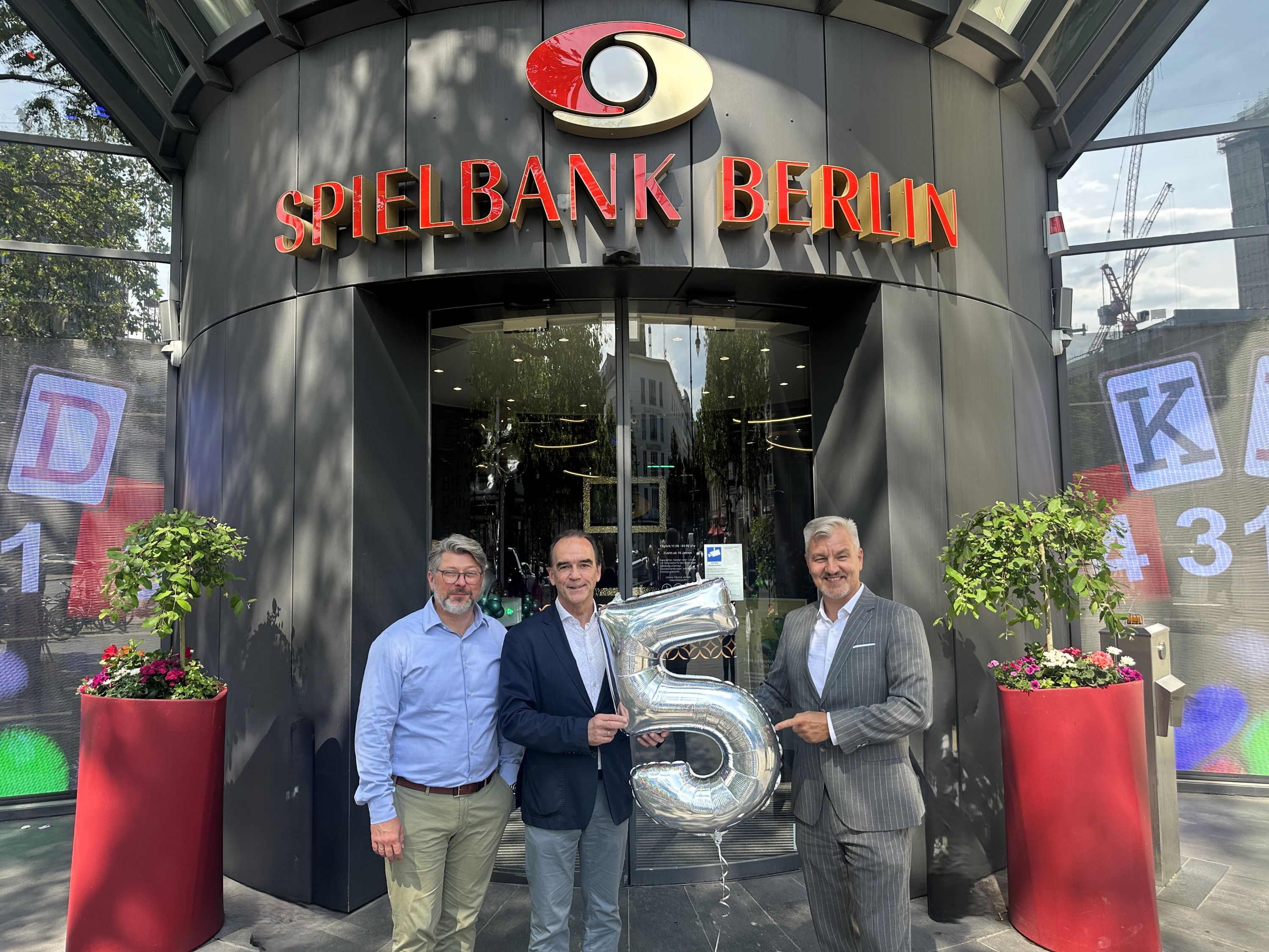 v.l. David Marek, Prokurist der Spielbank Berlin, Gerhard Wilhelm, Sprecher der Geschäftsführung der Spielbank Berlin, und Guido Blessin, Standortleiter Kurfürstendamm, feiern das fünfjährige Bestehen der Spielbank Berlin am Ku’damm | BERLINboxx